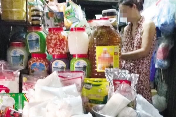 Thạch xanh, đỏ, tím, vàng và các loại đường không có nhãn mác được bày bán tại chợ Hà Đông.